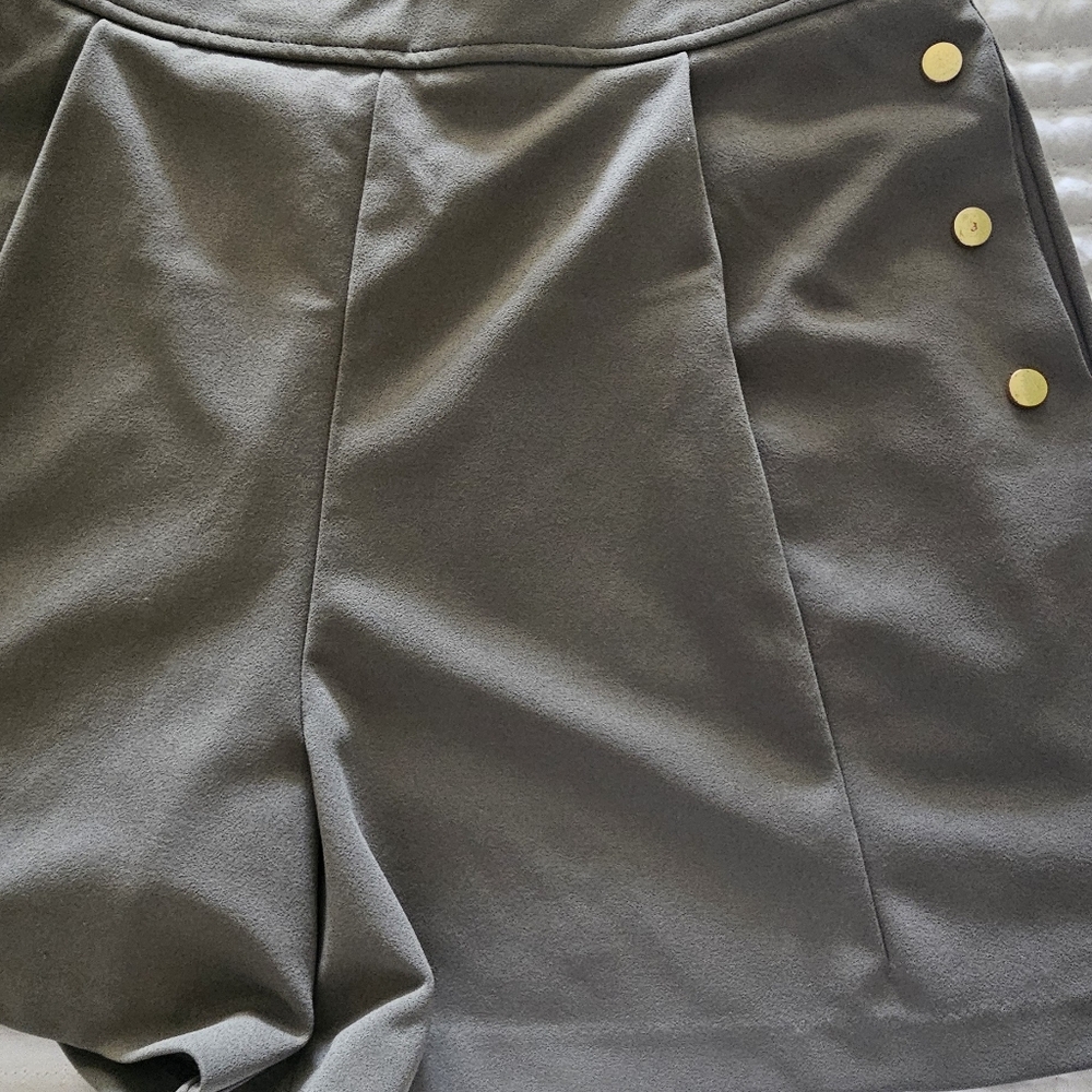 Ellen Tracy Green Shorts Gold Buttons And Pleat Stylish Comfort